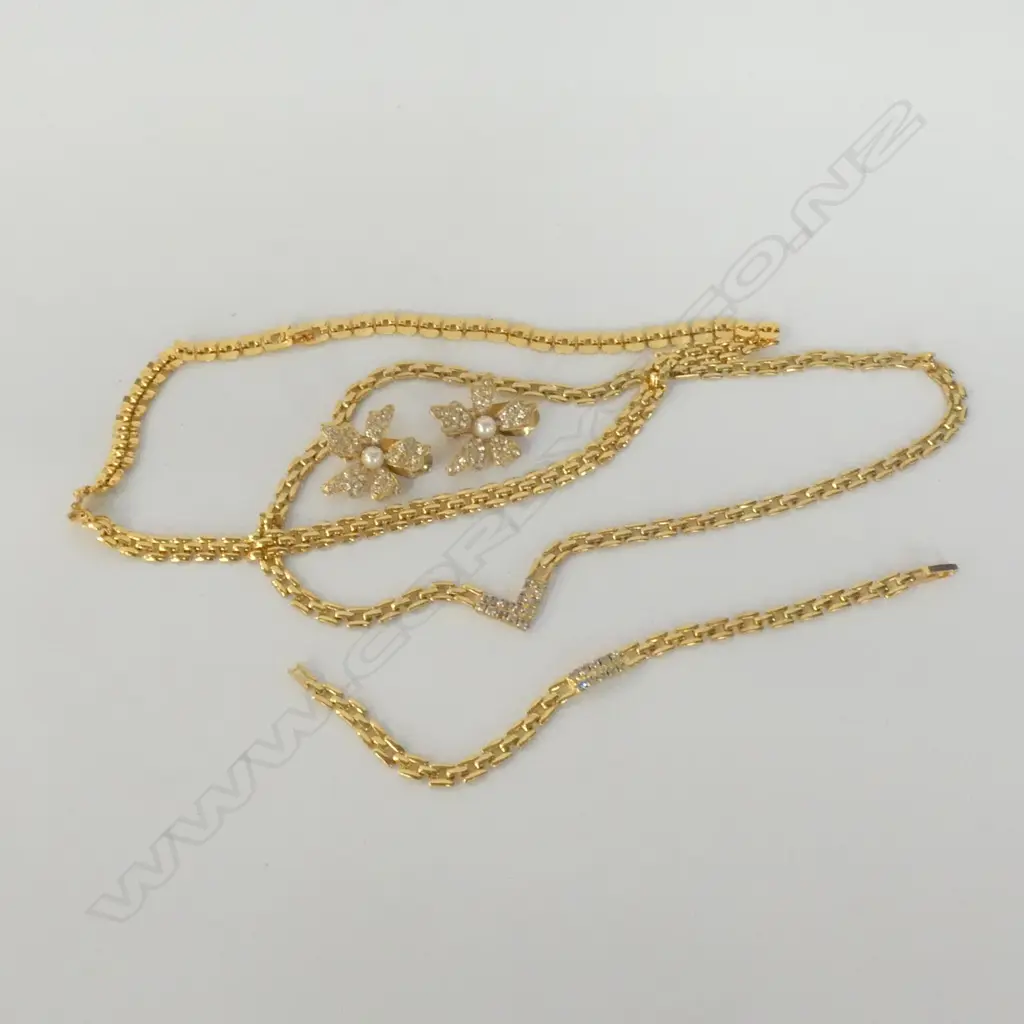 2 CHAIN LINK NECKLACES 1 WITH CHEVRON OF CRYSTALS, MATCHING BRACELET + PR EARRINGS Image 1++