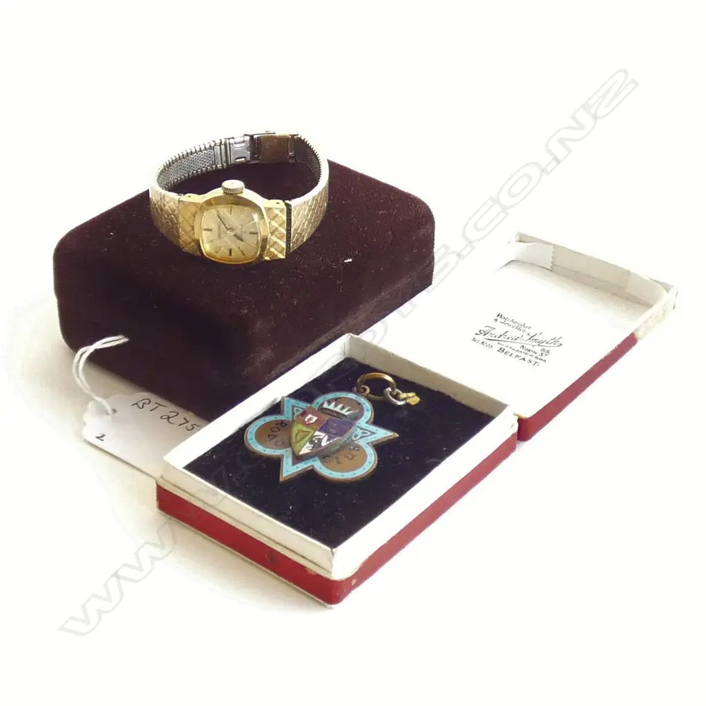 LADIES SEIKO WRIST WATCH/IRISH ROAD CLUB MEDAL Image 1++
