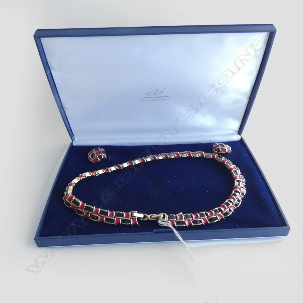 NECKLACE & CLIP EARRINGS SET - BLACK & RED ENAMEL SET IN GOLD TONE Image 1++