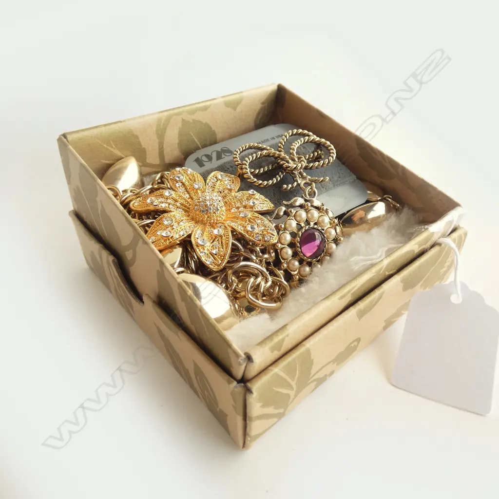 GOLD TONE CHAIN MULTI STRAND BELT & TWO BROOCHES Image 1++