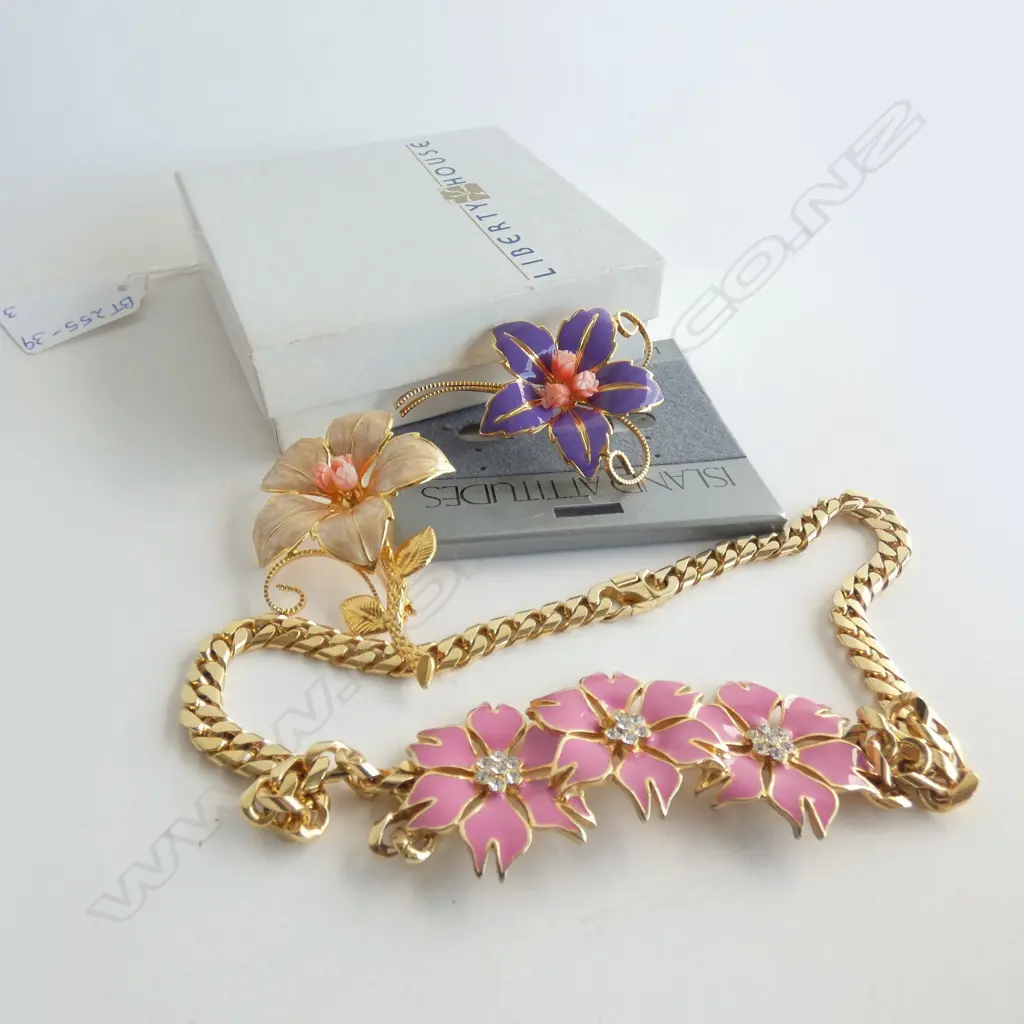 ENAMEL JEWELLERY; FLOWER NECKLACE & 2 FLOWER BROOCHES Image 1++