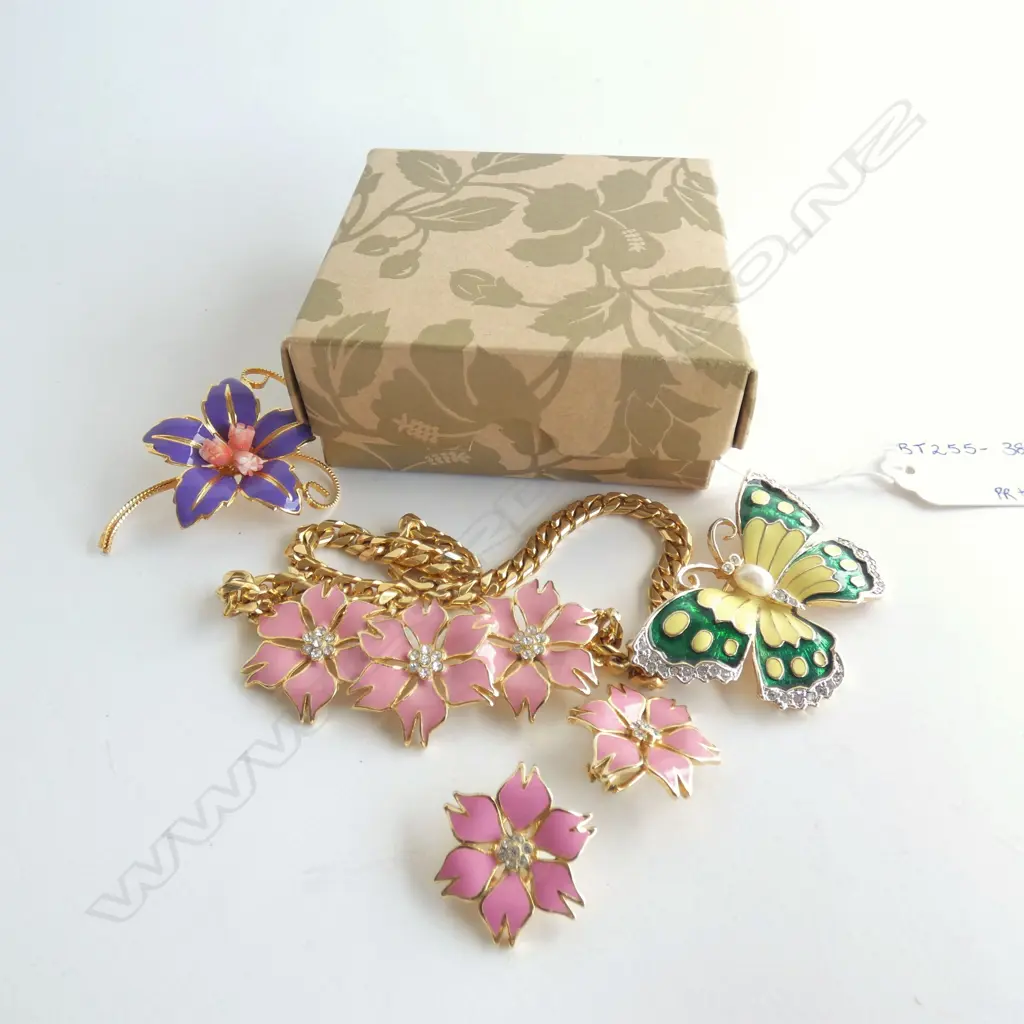 ENAMEL JEWELLERY; FLOWER NECKLACE W EARRINGS + BROOCH & BUTTERFLY BROOCH Image 1++