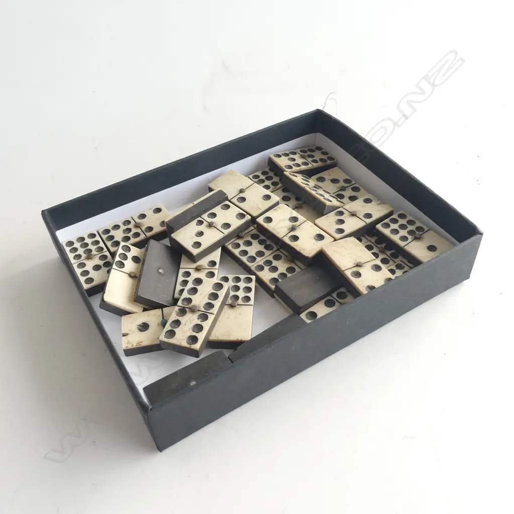 SET 30 ANTIQUE BONE & EBONY DOMINOES Image 1++