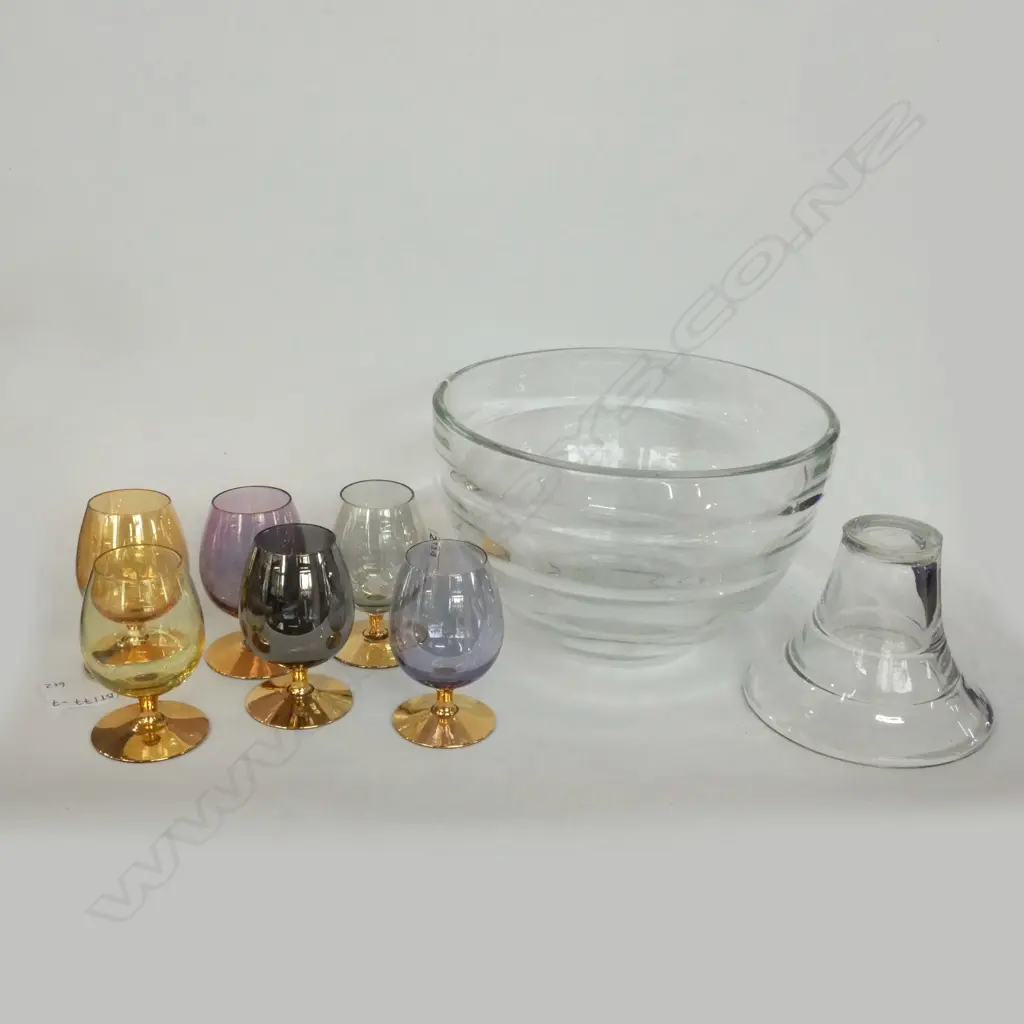 LGE BEEHIVE GLASS  FOOTED BOWL (BASE NEEDS REATTACHING) (DIA 200mm) + 6 VINTAGE COLOURED STEMMED GLASSES Image 1++