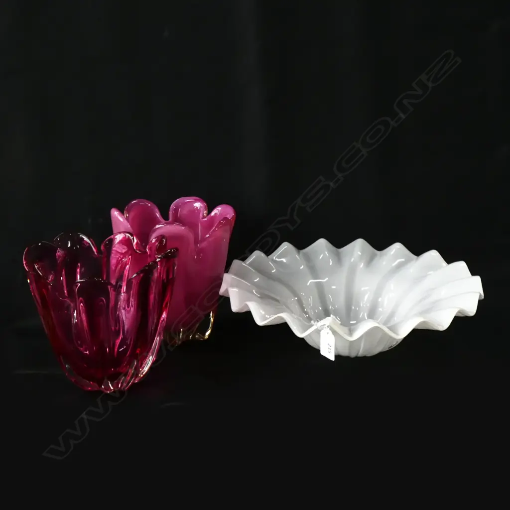 2 PINK ART GLASS VASES (H 180mm) + WHITE GLASS BOWL (DIA 330mm) Image 1++