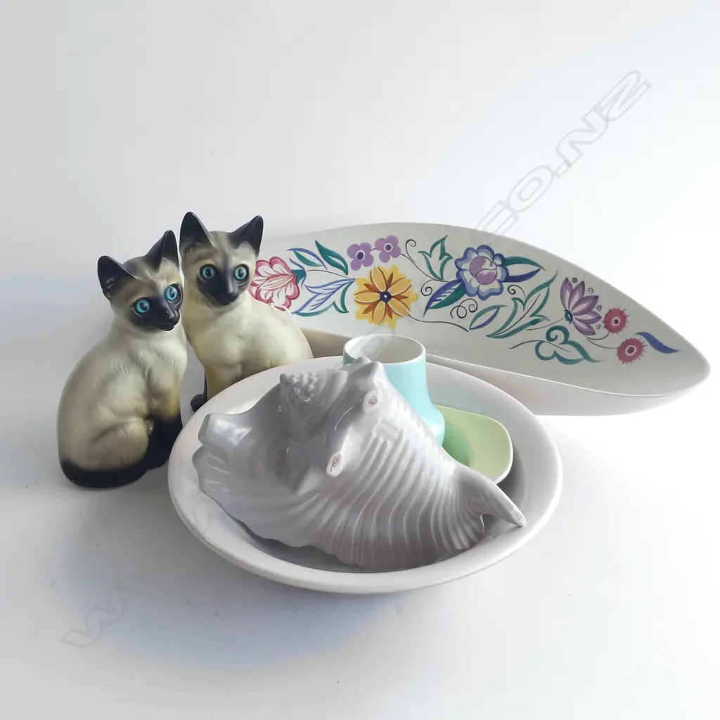 5 PCES POOLE; 3 BOWLS W.445mm, VASE & SHELL + PR CERAMIC SIAMESE CATS H.180mm Image 1++