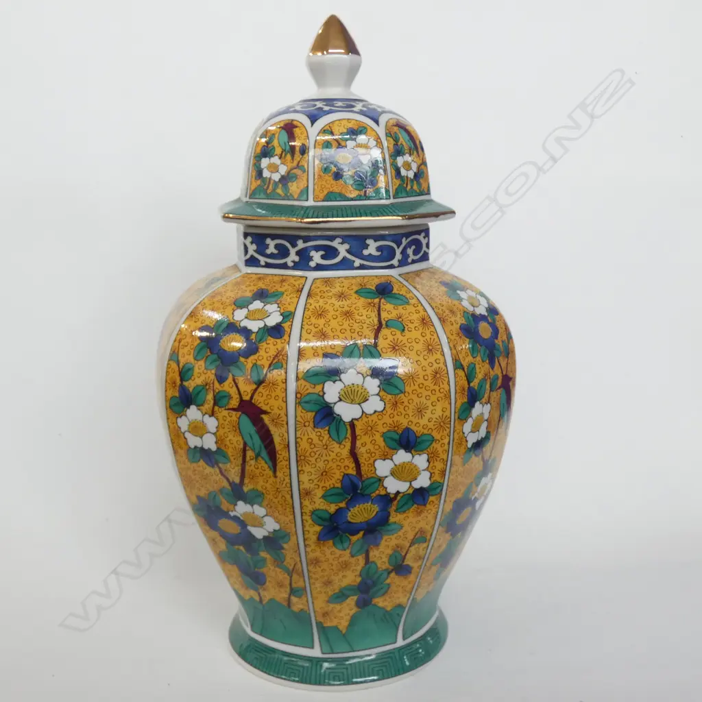 KUTANI HAND DECORATED LIDDED VASE H.345mm Image 1++