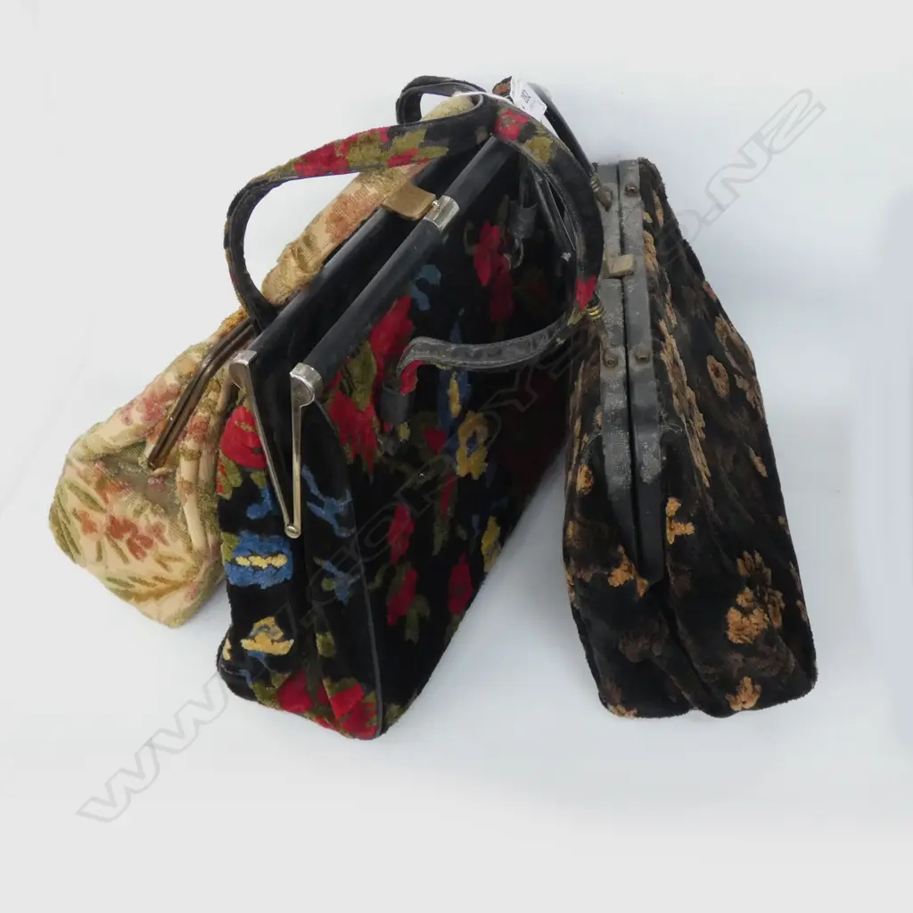 3 LADIES BAGS INCL 2 FLORAL PATTERN VELVET (1 VERDI HANDLE A.F) Image 1++