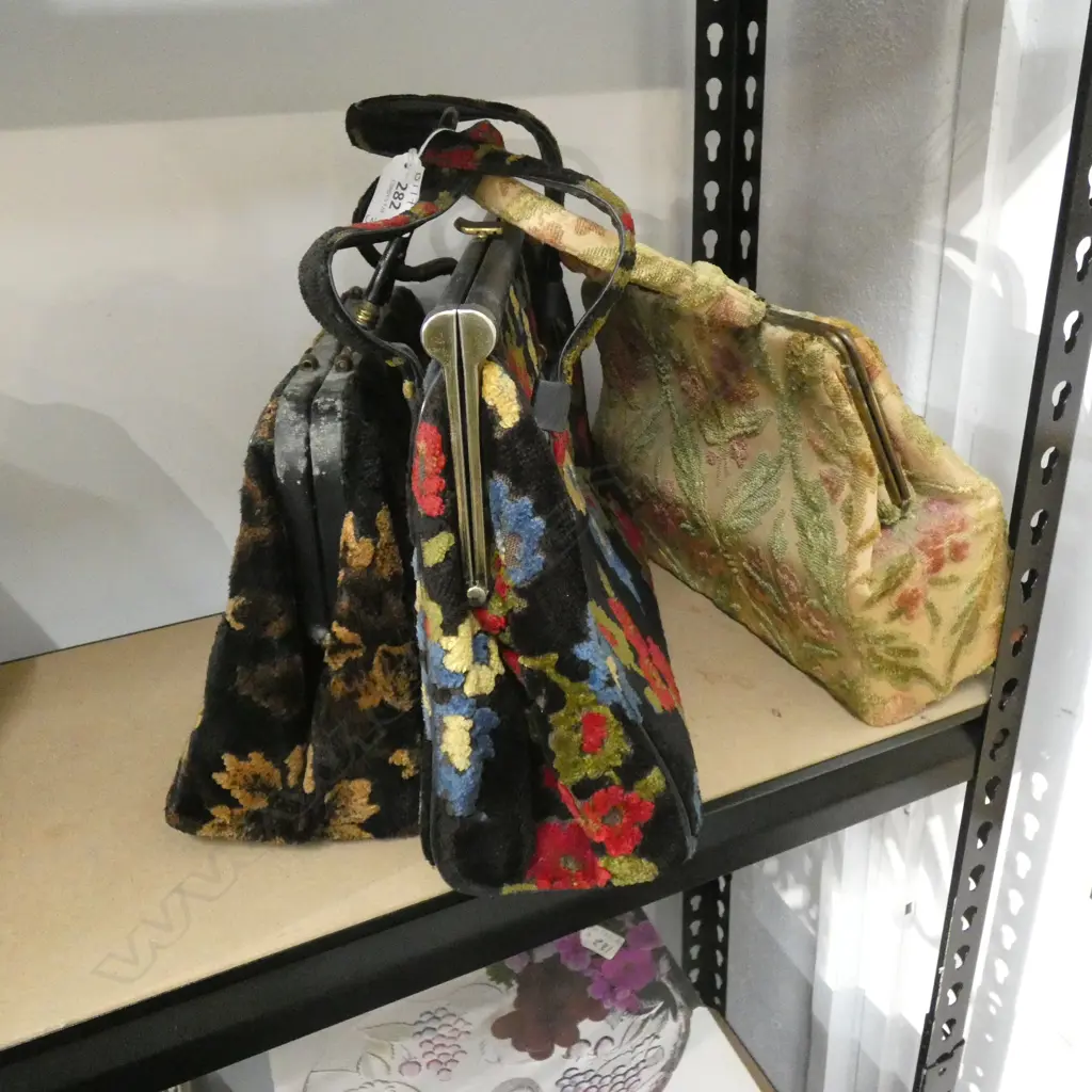 3 LADIES BAGS INCL 2 FLORAL PATTERN VELVET (1 VERDI HANDLE A.F) Image 1++