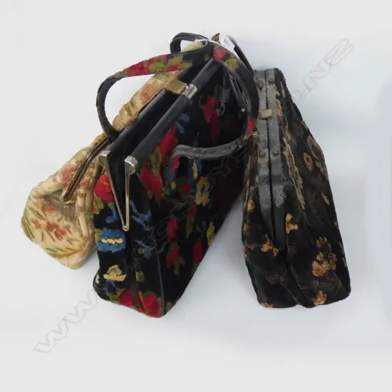 3 LADIES BAGS INCL 2 FLORAL PATTERN VELVET (1 VERDI HANDLE A.F)