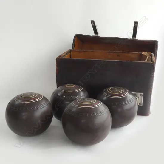 CASED LAWN BOWLS SET
