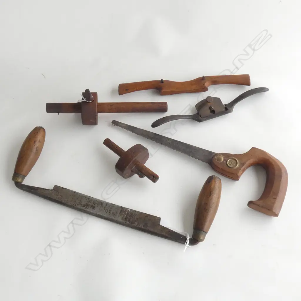 KEYHOLE SAW, DRAWKNIFE, 2 SPOKESHAVES & 2 GAUGES Image 1++