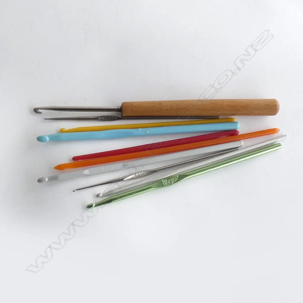 10 VINTAGE CROCHET HOOKS Image 1++