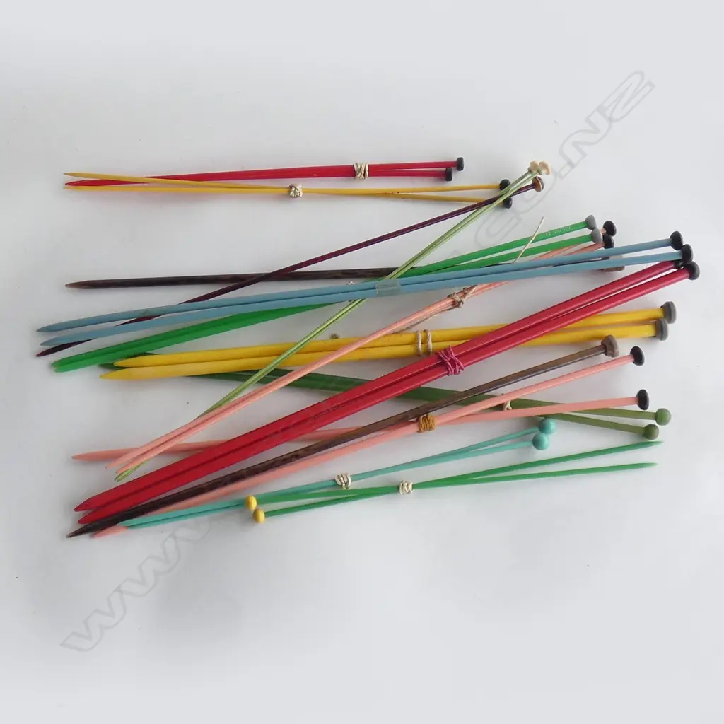 12 PR + 3 VINTAGE KNITTING NEEDLES Image 1++