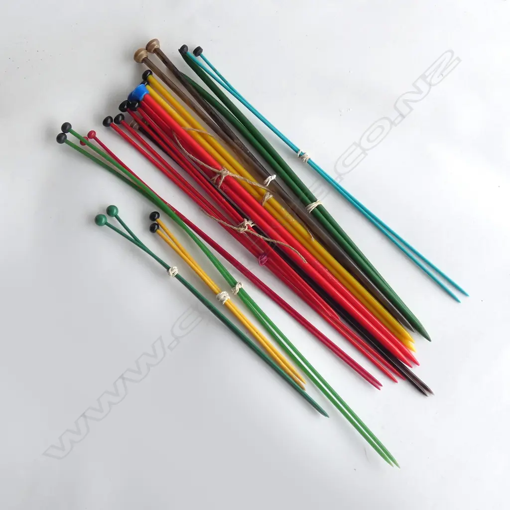 12 PR VINTAGE KNITTING NEEDLES Image 1++