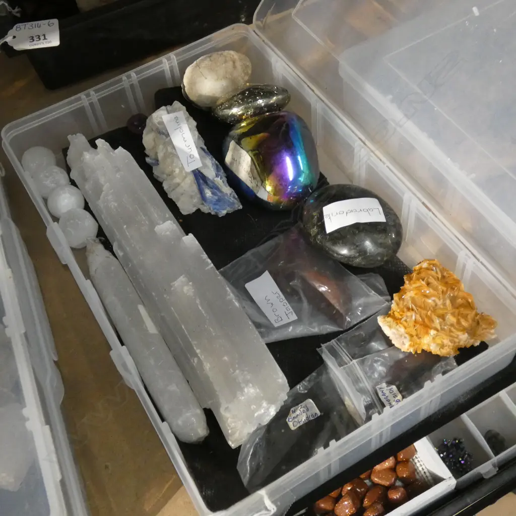 BOX ASST CRYSTALS & GEMSTONES INCL SELENITE / TOURMALINE ETC.. Image 1++