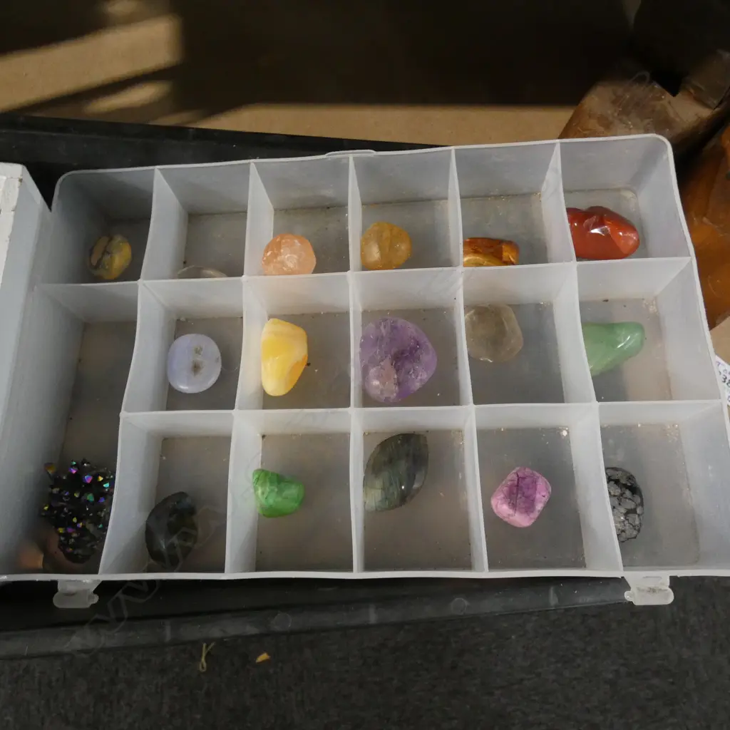 LGE TRAY OF ASST GEMSTONES & CRYSTALS Image 1++