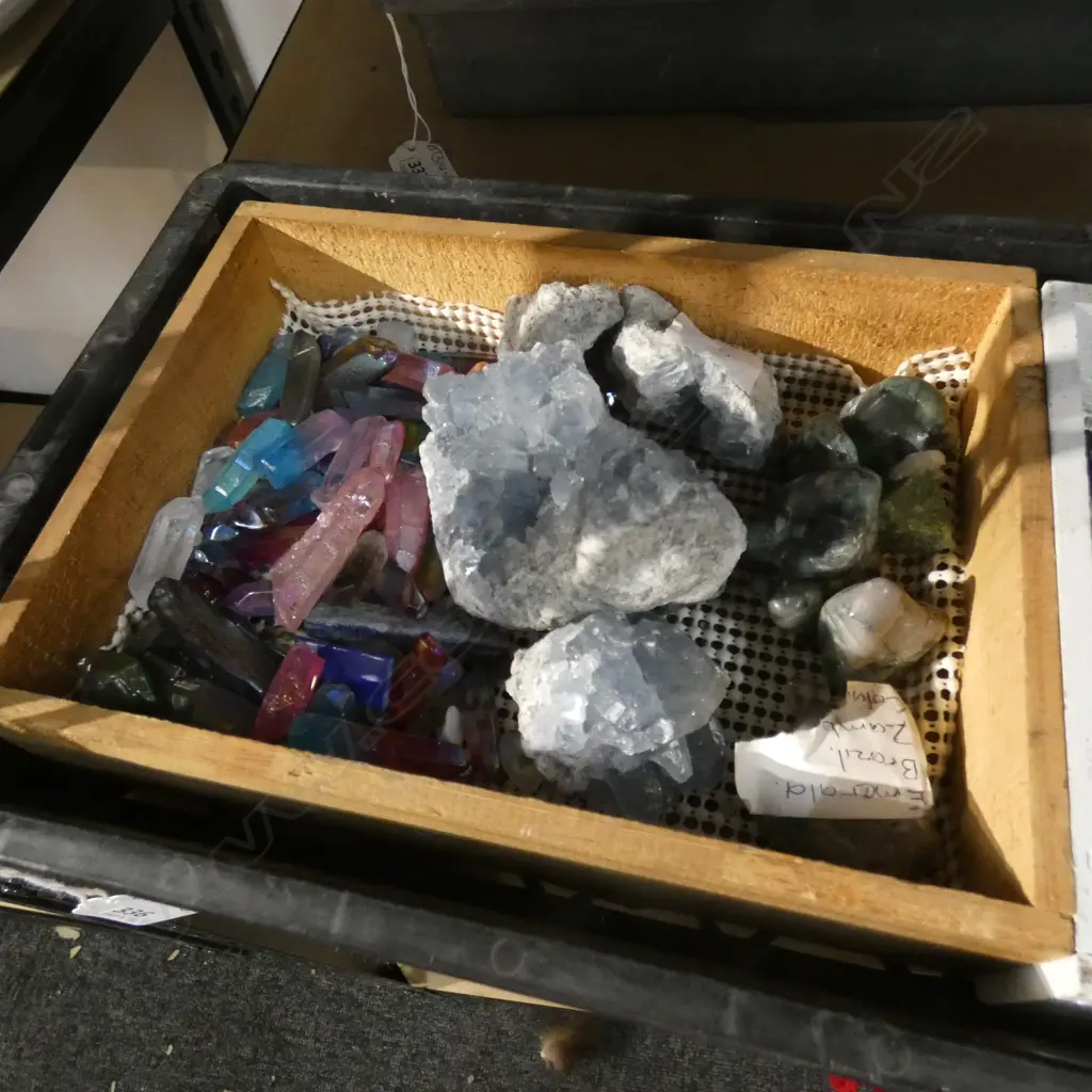 LGE TRAY OF ASST GEMSTONES & CRYSTALS Image 1++