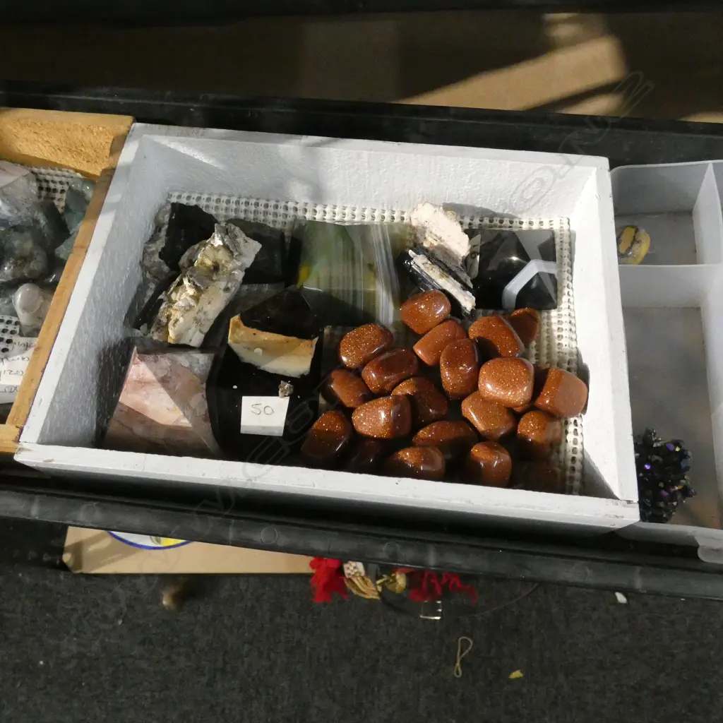 LGE TRAY OF ASST GEMSTONES & CRYSTALS Image 1++