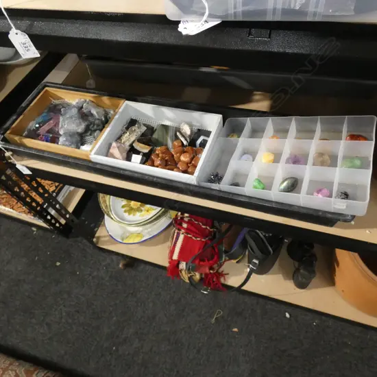 LGE TRAY OF ASST GEMSTONES & CRYSTALS