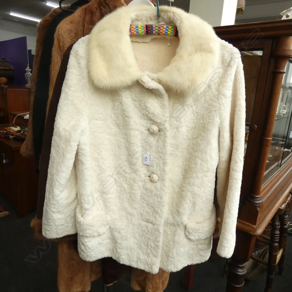 PLUSH WHITE JACKET WITH FUR COLLAR Image 1++