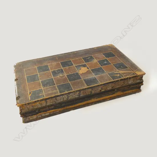 OLD FOLDING BOOK SHAPED BACKGAmm.ON / CHESS SET W PIECES - AGE WEAR TO BOARDS