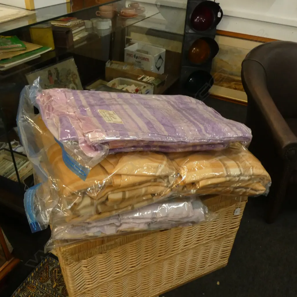 4 BUNDLES RETRO BLANKETS Image 1++
