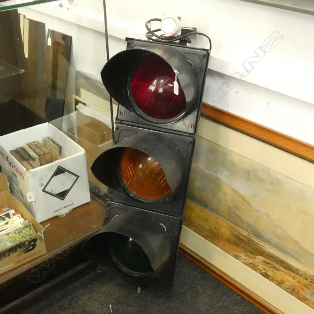 TRAFFIC LIGHT  H 750mm ELECTRIC OPERATED Image 1++