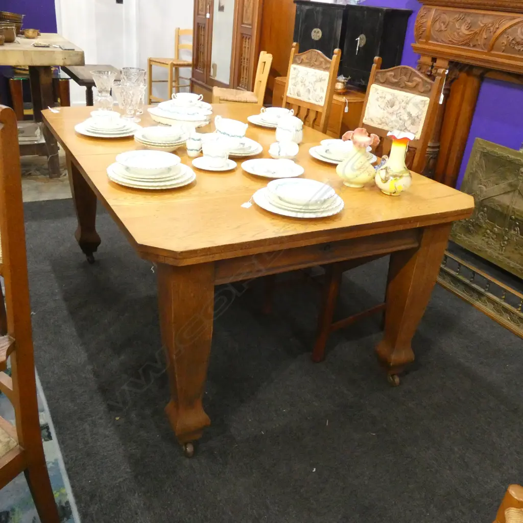 '20s OAK DINING TABLE w. 2 LEAVES ON CASTORS... Image 1++