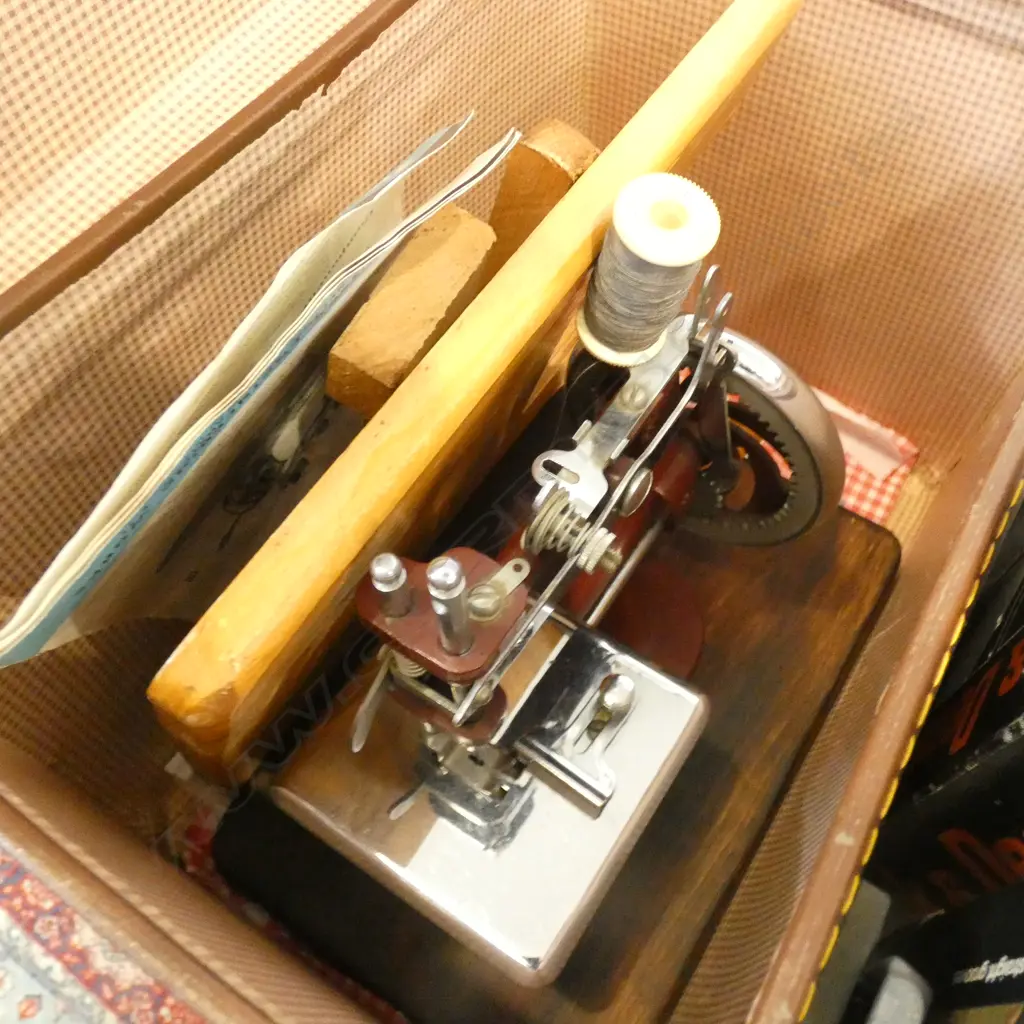 MINI ESSEX SEWING MACHINE, CASED Image 1++