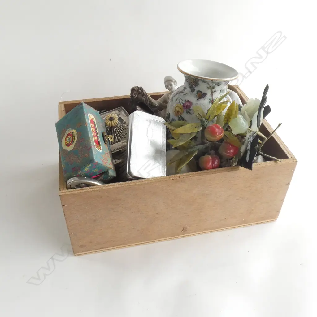 BOX LOT ASST.; CERAMICS, FIGURINES, EP, ORIENTAL ETC Image 1++