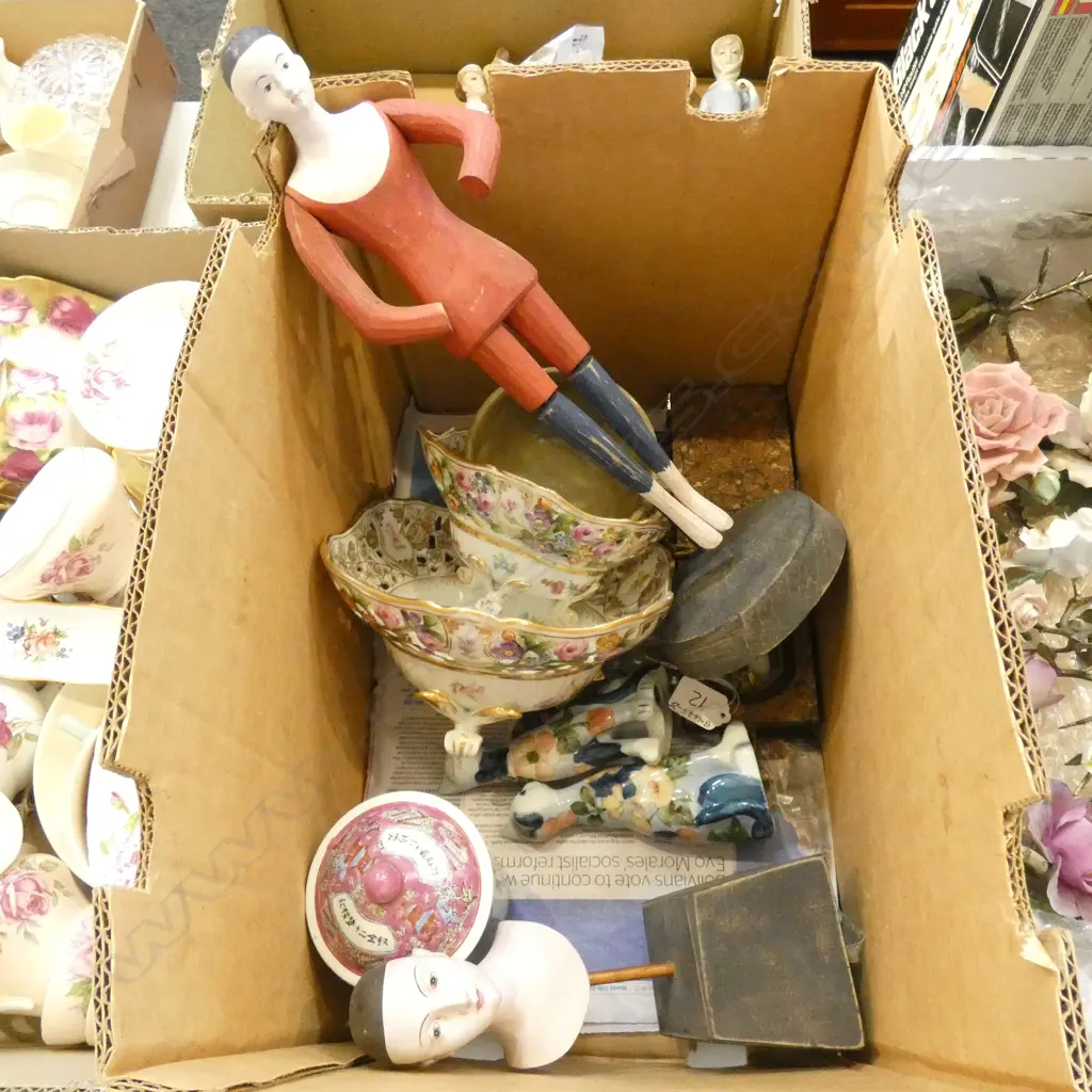 BOX MISC. INCL ORIENTAL PORCELAIN / WOODEN FIGURES ETC.. Image 1++