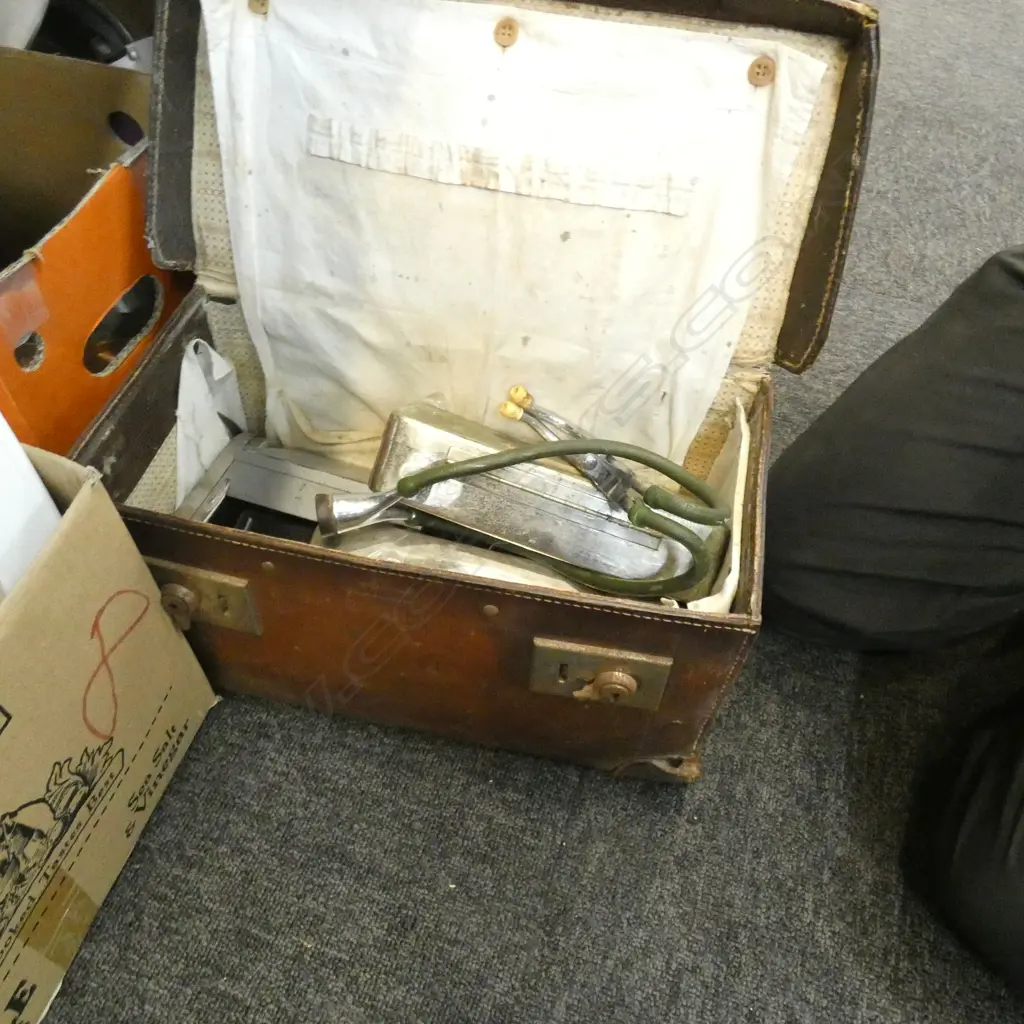 LEATHER SUITCASES MEDICAL IMPLEMENTS ETC Image 1++