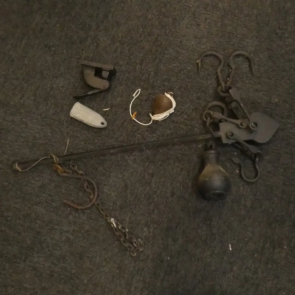BOX LOT HEAVY CAST IRON PULLEY TOOL Image 1++