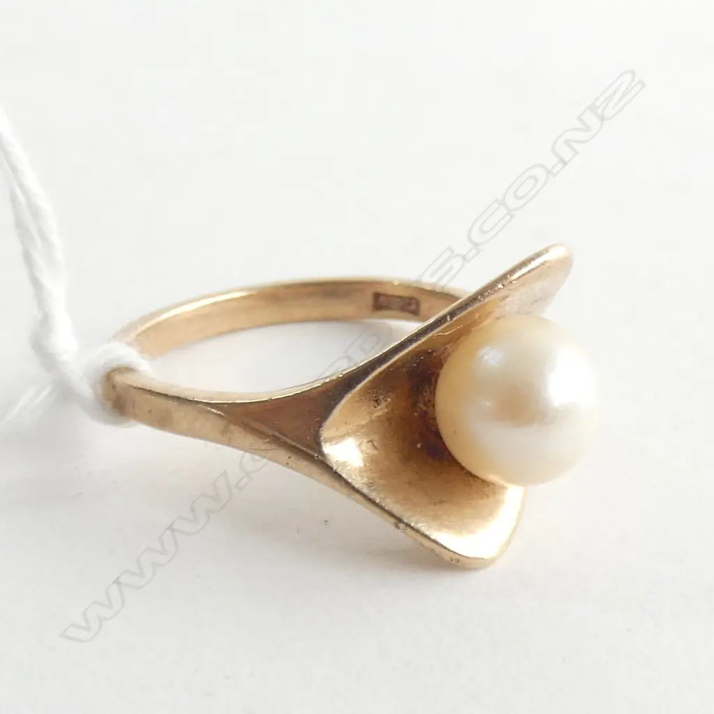 9CT GOLD & CULTURED PEARL RETRO RING 3.4gms Image 1++