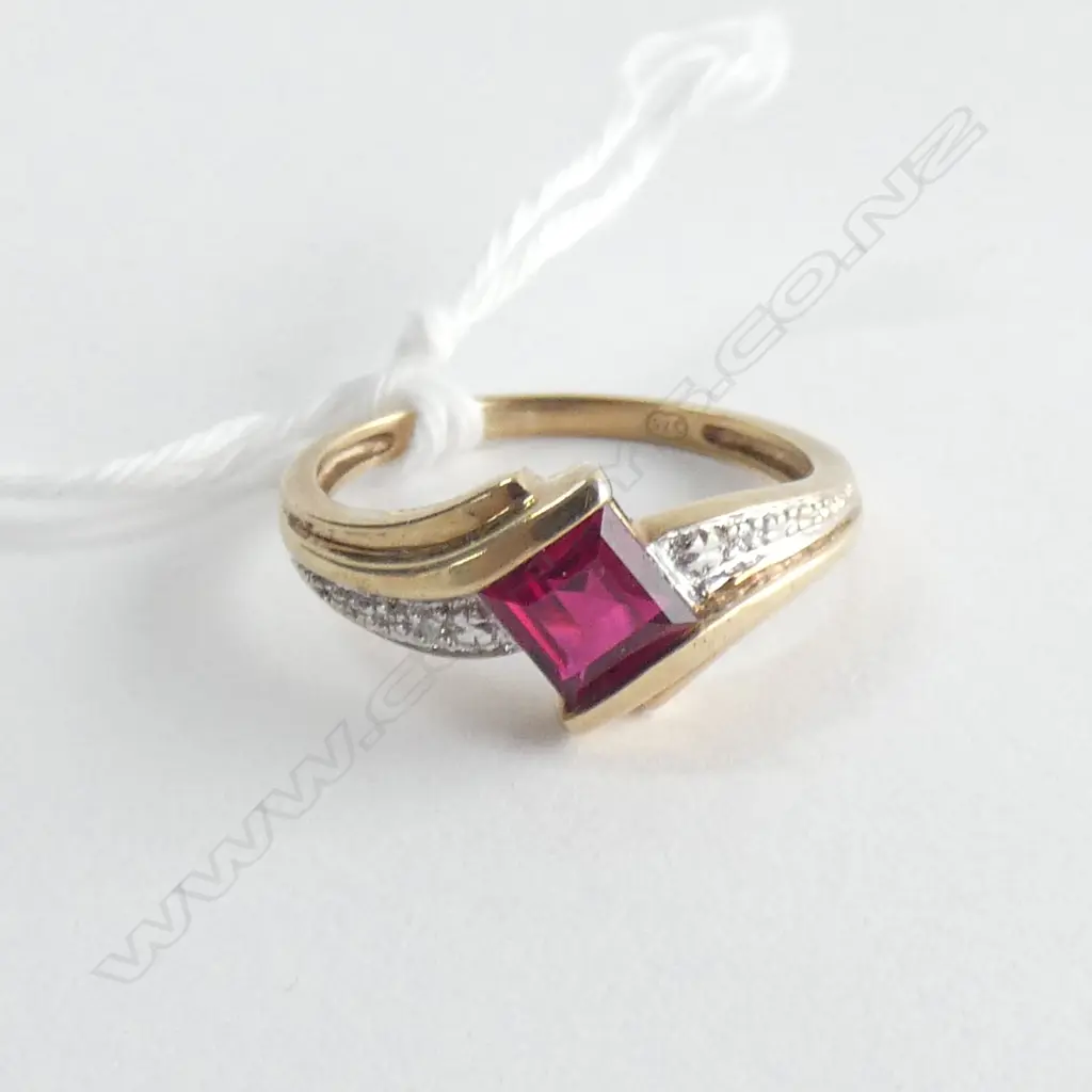 9CT RED STONE & DIAMOND RING 2gm Image 1++