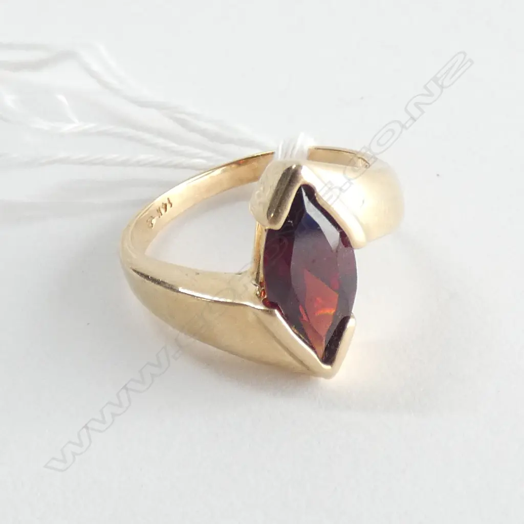 9CT GOLD & GARNET RING 4.2gm Image 1++