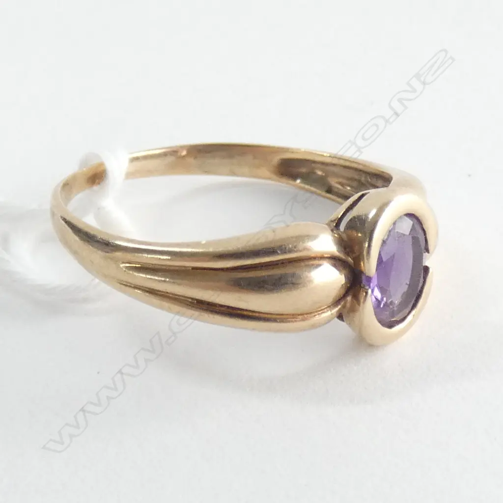 9CT GOLD & AMETHYST RING 2.5gm Image 1++