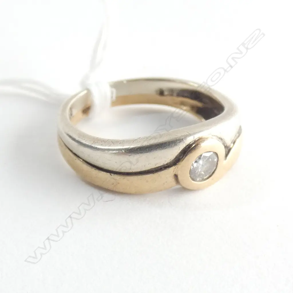 9CT GOLD & SOLITAIRE DIAMOND RING 2 COLOUR BAND Image 1++