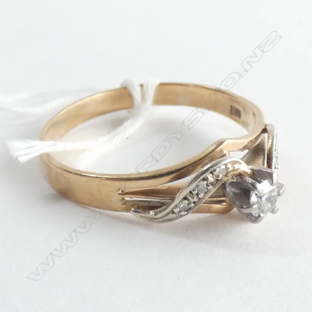 9CT GOLD & DIAMOND SOLITAIRE RING SHOULDERS W RIBBONS DIAMONDS Image 1++