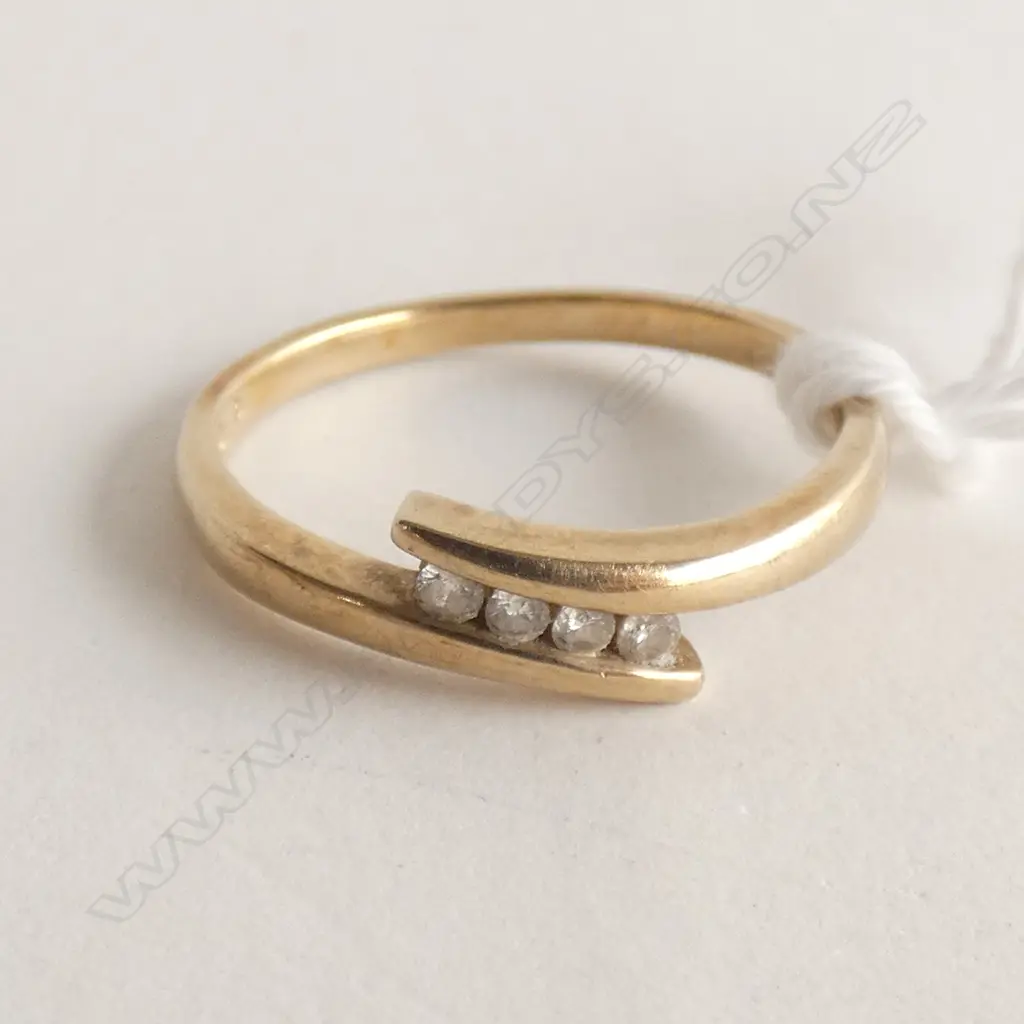 9CT GOLD RING W 4 SM DIAMONDS 1.7GMS Image 1++