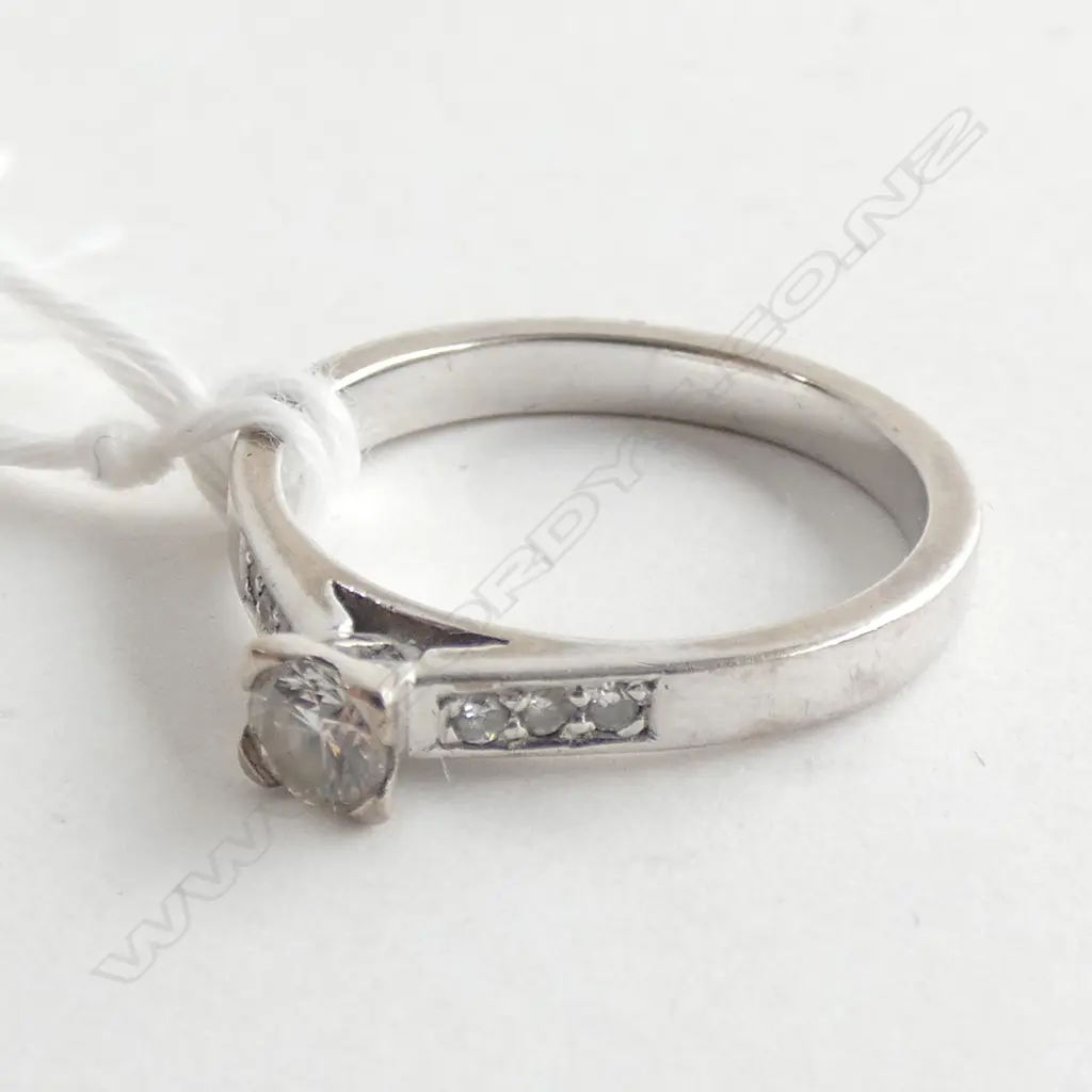 18K WHITE GOLD DIAMOND SOLITAIRE RING 4gms Image 1++