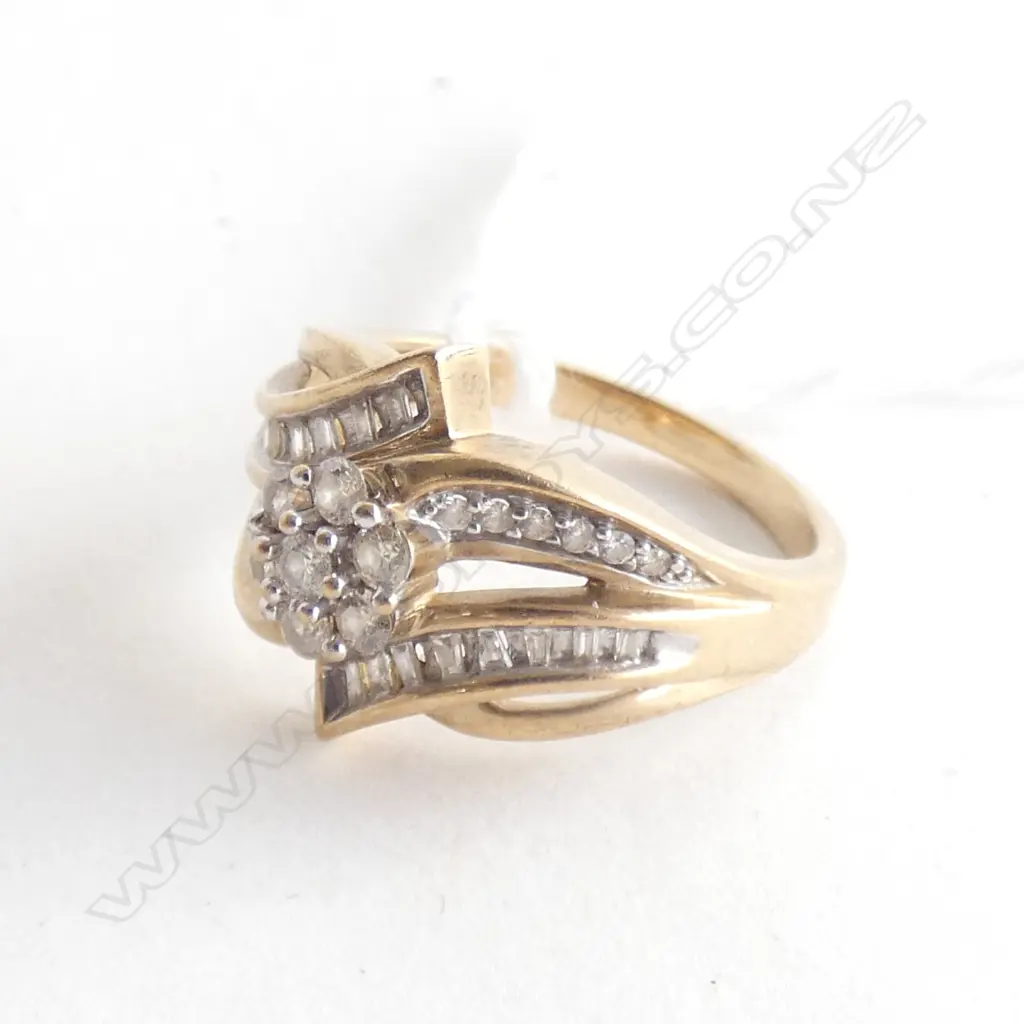 9CT GOLD & DIAMOND RING 3.2 GRAMS ONE BAGETTE DIAMOND MISSING Image 1++