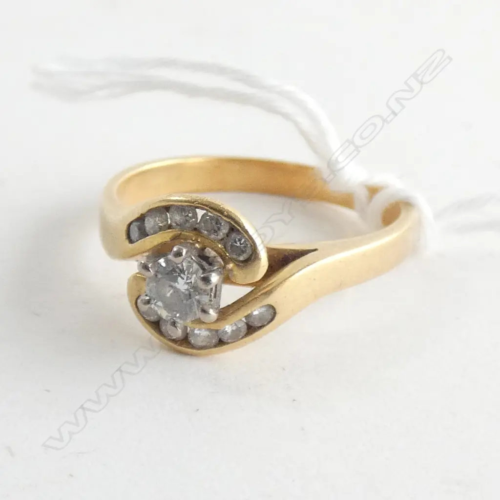 18CT GOLD DIAMOND CLUSTER RING 3.5gms Image 1++