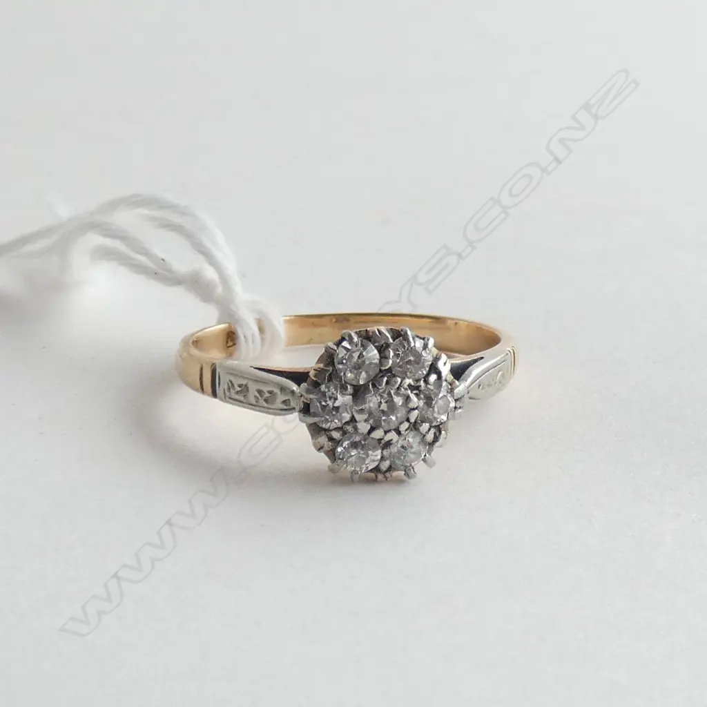 18ct GOLD AND DIAMOND CLUSTER RING Image 1++