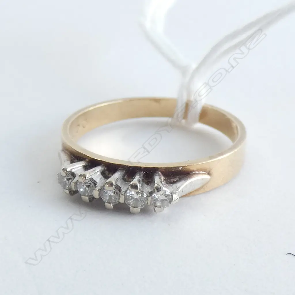 9CT GOLD AND DIAMOND RING 2.08gm Image 1++