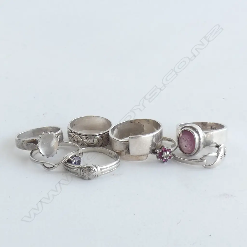 BAG OF ASSORTED SILVER RINGS Image 1++