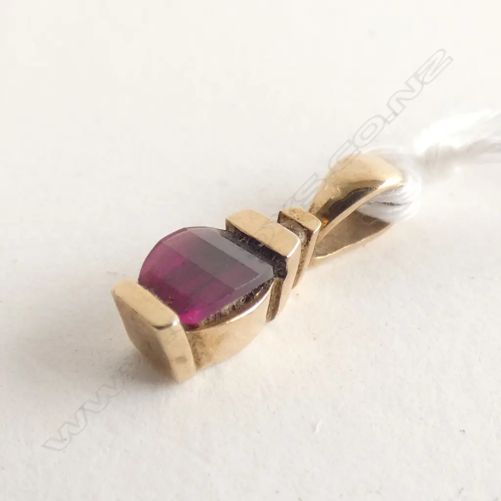 9CT GOLD & GARNET PENDANT 1.4GMS Image 1++