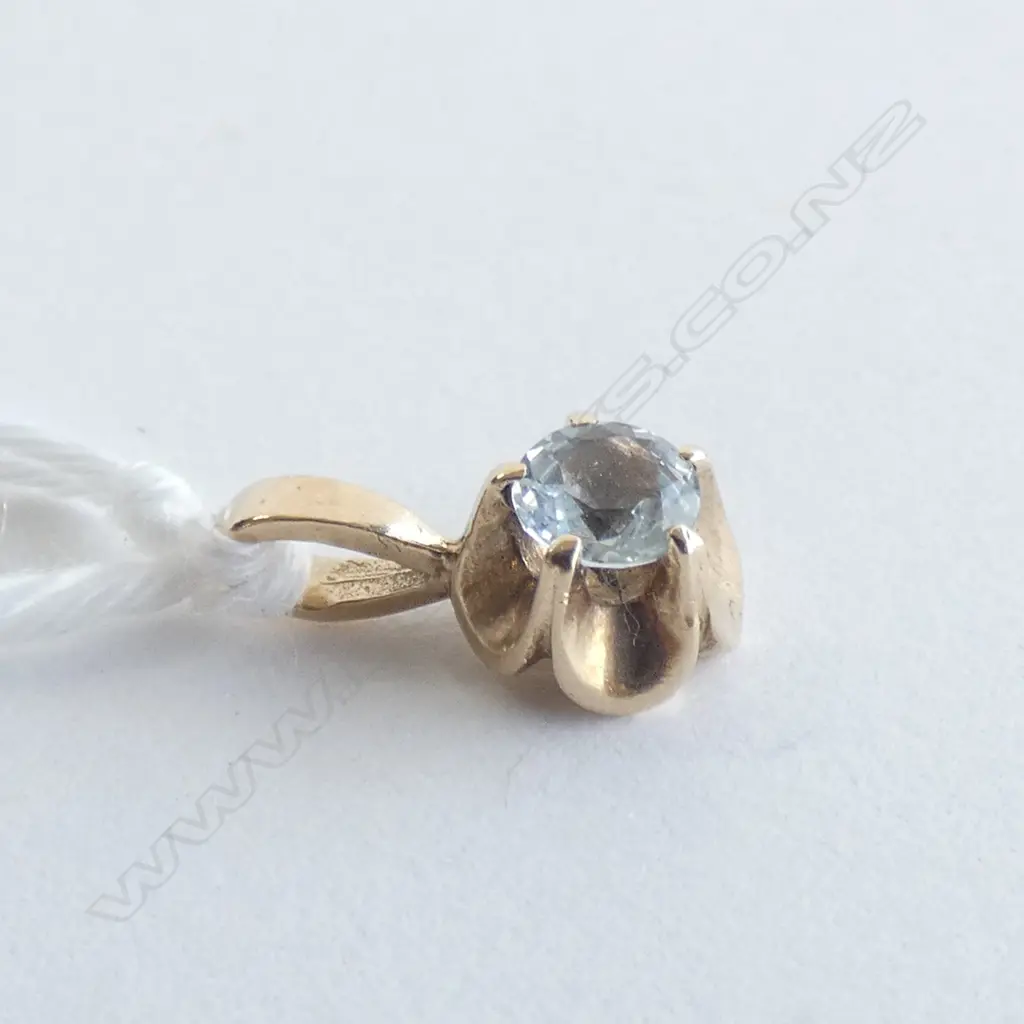 9CT GOLD AND AQUAMARINE PENDANT Image 1++