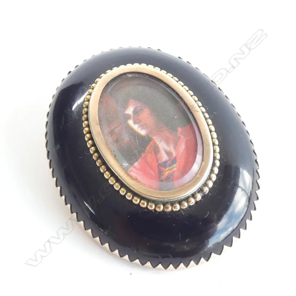 14CT GOLD AND JET MOURNING BROOCH Image 1++